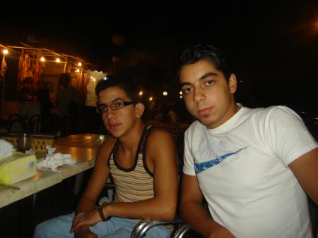 c moi et mon cousin dans une restanrant a boufakran